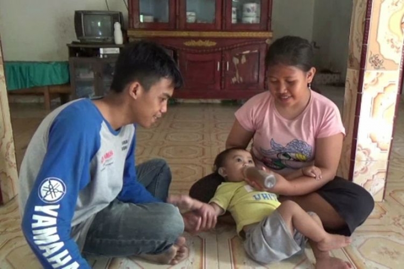 Café-amante de la base: en Indonesia, una madre le da a un bebé de un año de edad café en lugar de leche Café-amante de la base: en Indonesia, una madre le da a un bebé de un año de edad café en lugar de leche