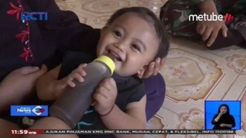 Café-amante de la base: en Indonesia, una madre le da a un bebé de un año de edad café en lugar de leche Café-amante de la base: en Indonesia, una madre le da a un bebé de un año de edad café en lugar de leche