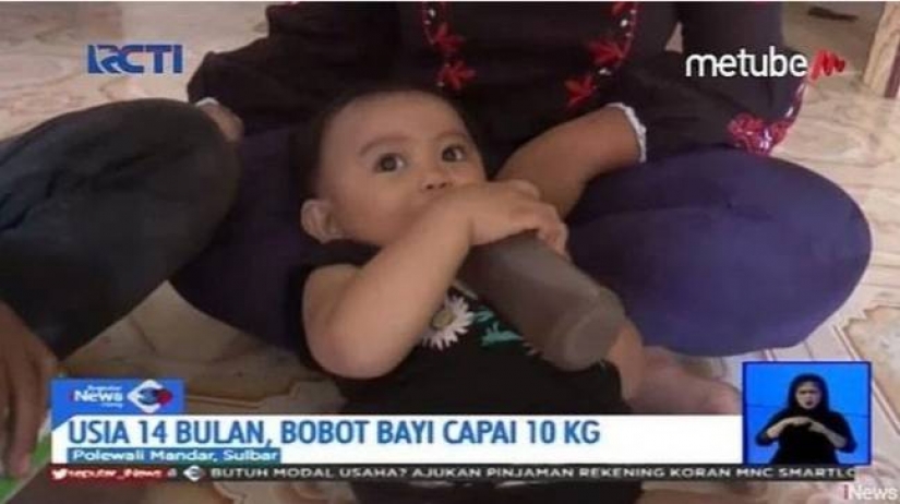 Café-amante de la base: en Indonesia, una madre le da a un bebé de un año de edad café en lugar de leche Café-amante de la base: en Indonesia, una madre le da a un bebé de un año de edad café en lugar de leche