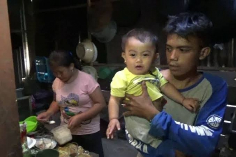 Café-amante de la base: en Indonesia, una madre le da a un bebé de un año de edad café en lugar de leche Café-amante de la base: en Indonesia, una madre le da a un bebé de un año de edad café en lugar de leche