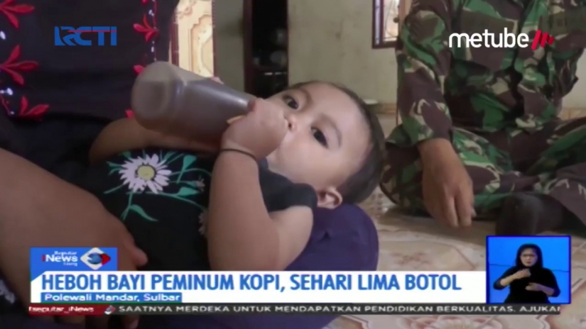 Café-amante de la base: en Indonesia, una madre le da a un bebé de un año de edad café en lugar de leche Café-amante de la base: en Indonesia, una madre le da a un bebé de un año de edad café en lugar de leche