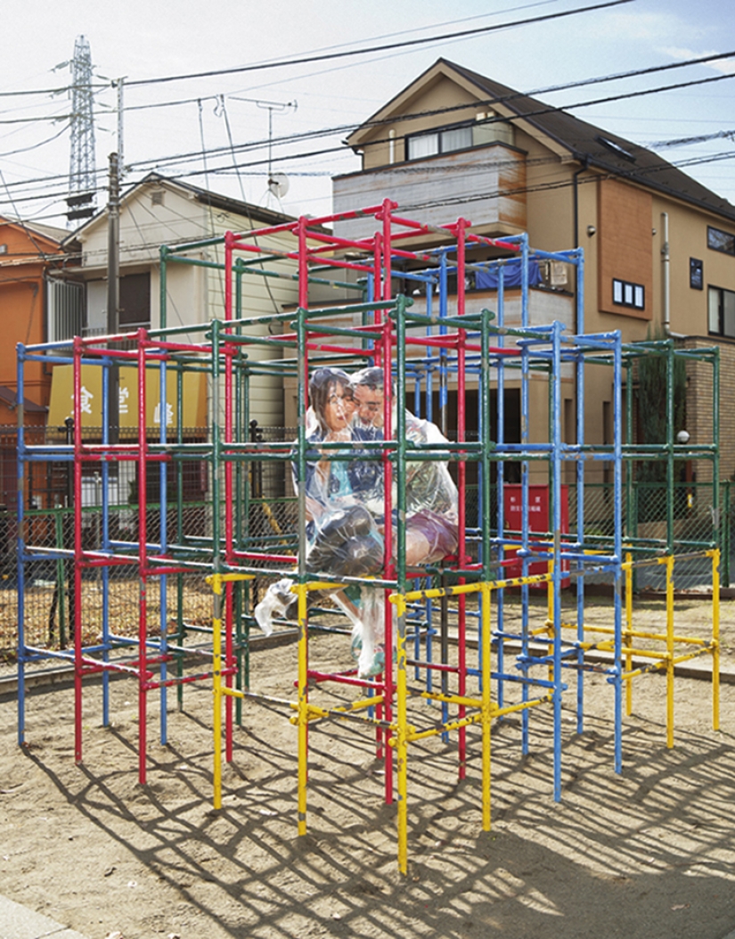 Cerebro creativo: fotógrafo Japonés lleva a los amantes en bolsas de plástico