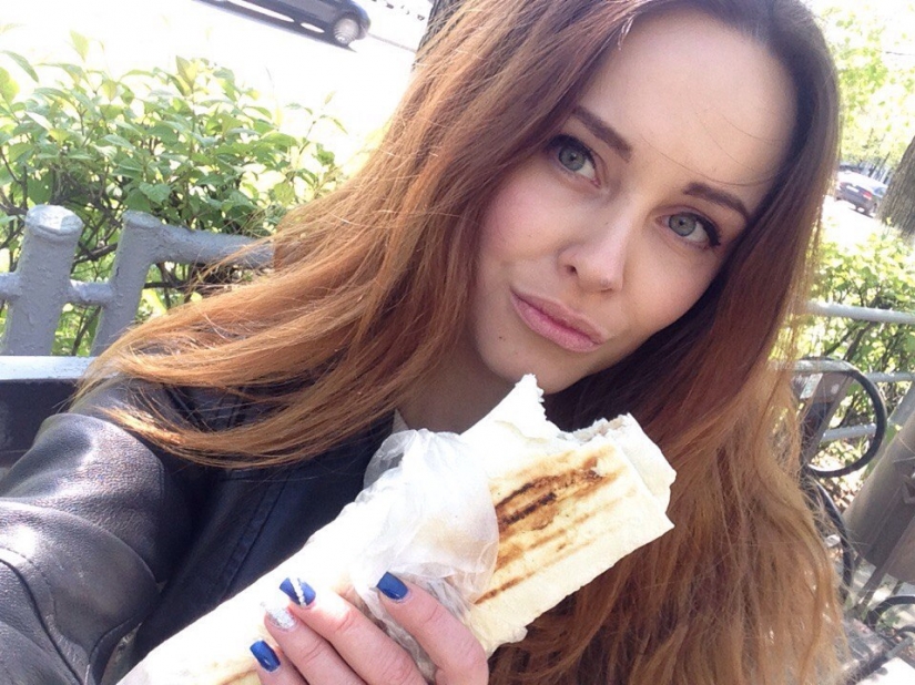 Chicas hermosas y Shawarma: ¿qué podría ser mejor? Chicas hermosas y Shawarma: ¿qué podría ser mejor?