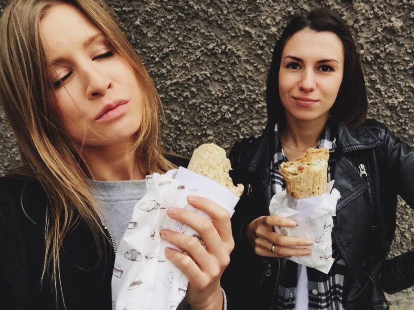 Chicas hermosas y Shawarma: ¿qué podría ser mejor? Chicas hermosas y Shawarma: ¿qué podría ser mejor?