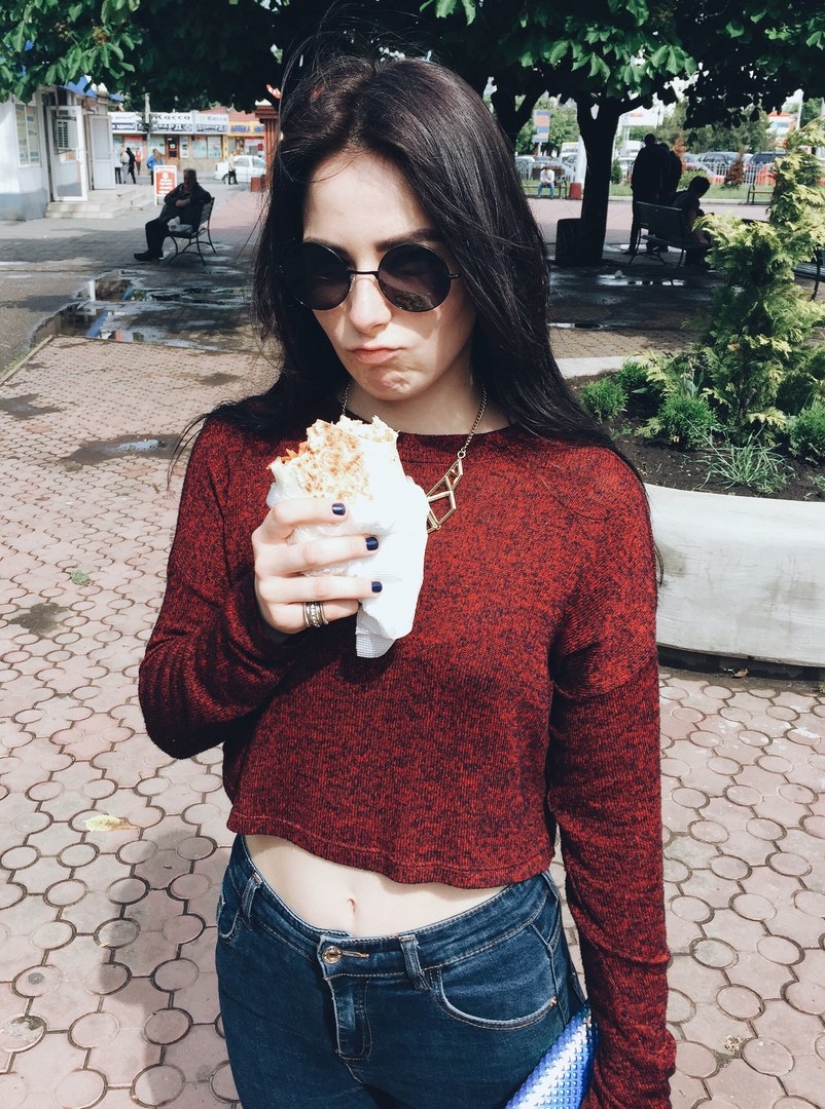 Chicas hermosas y Shawarma: ¿qué podría ser mejor? Chicas hermosas y Shawarma: ¿qué podría ser mejor?