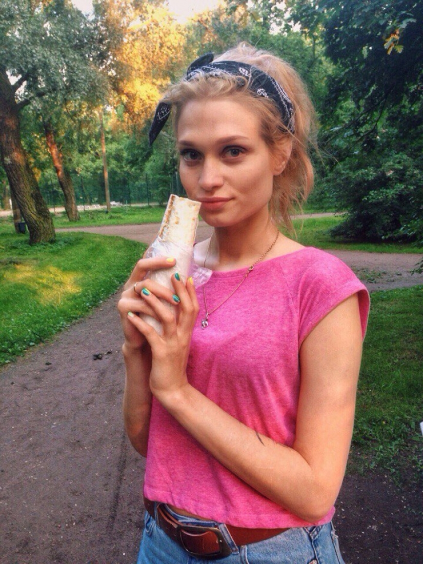 Chicas hermosas y Shawarma: ¿qué podría ser mejor? Chicas hermosas y Shawarma: ¿qué podría ser mejor?