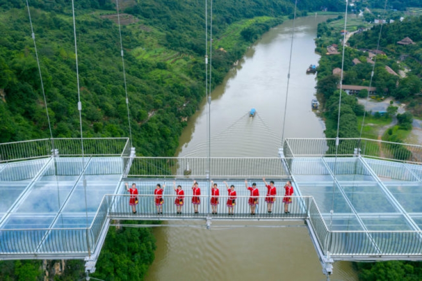 China ha abierto la suspensión del puente de vidrio y de inmediato varios récords mundiales