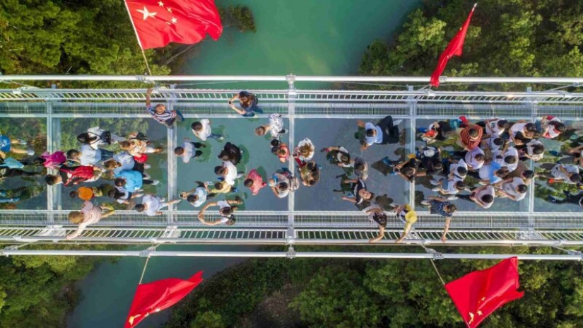 China ha abierto la suspensión del puente de vidrio y de inmediato varios récords mundiales