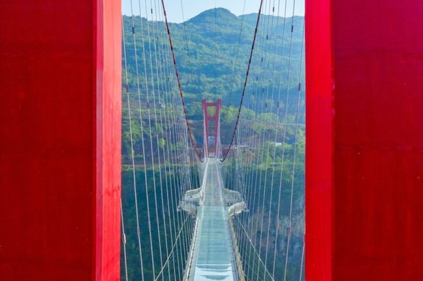 China ha abierto la suspensión del puente de vidrio y de inmediato varios récords mundiales