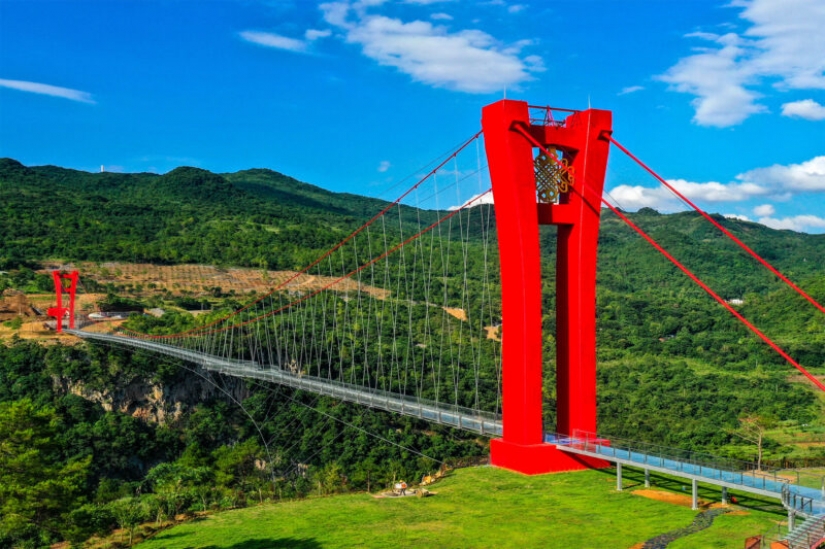 China ha abierto la suspensión del puente de vidrio y de inmediato varios récords mundiales