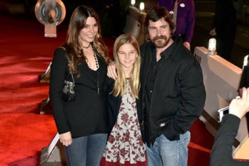 Christian bale continúa su transformación de delgado a grueso superhéroe de la política