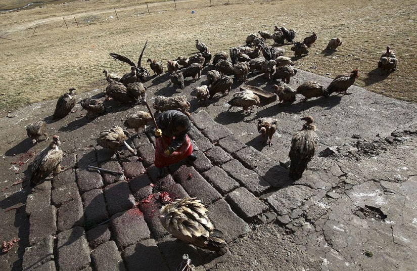 Cómo es el "sky burial" en el Tíbet