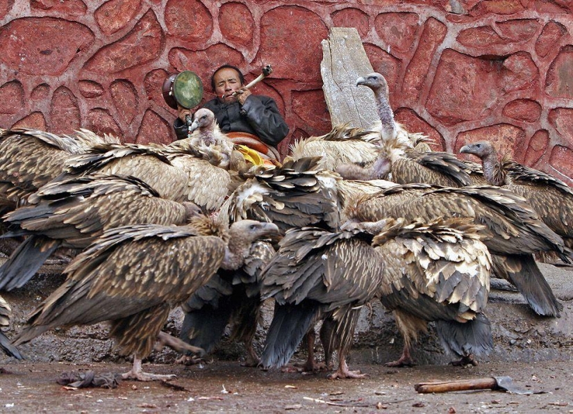 Cómo es el "sky burial" en el Tíbet