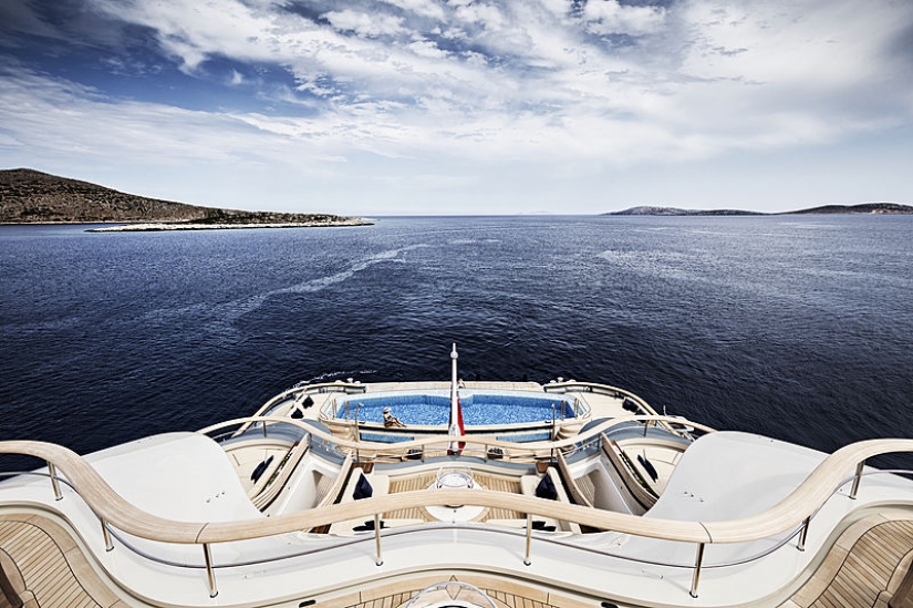 ¿Cómo funciona el 136 metros de la Carta de yate Zorro Volador