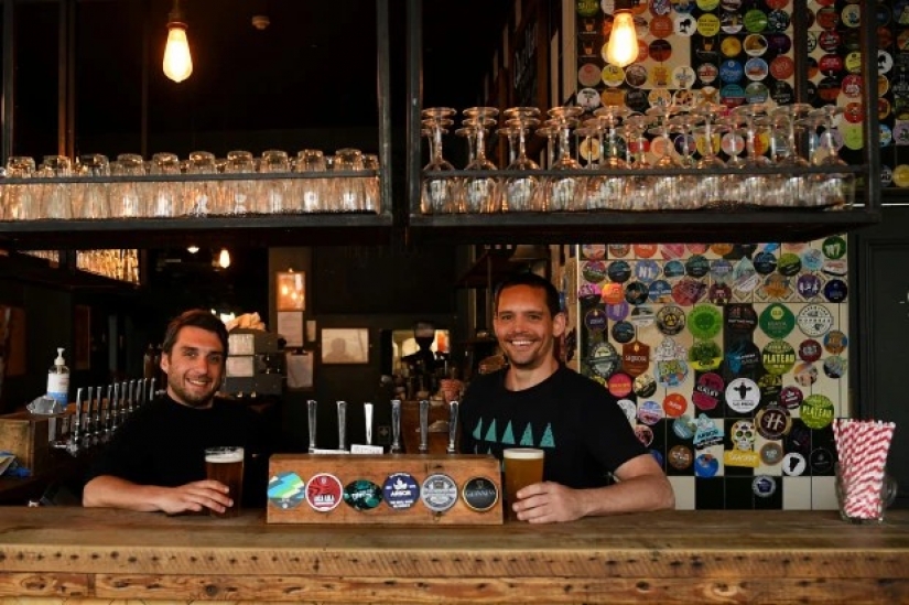 Cómo son en la vida cotidiana de dos amigos-los Británicos, que han aislado a sí mismas en el pub Cómo son en la vida cotidiana de dos amigos-los Británicos, que han aislado a sí mismas en el pub