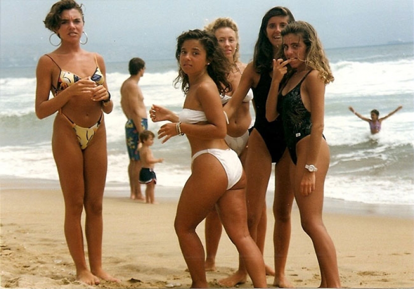 Color photographs of beach life in Chile in the 1980-ies