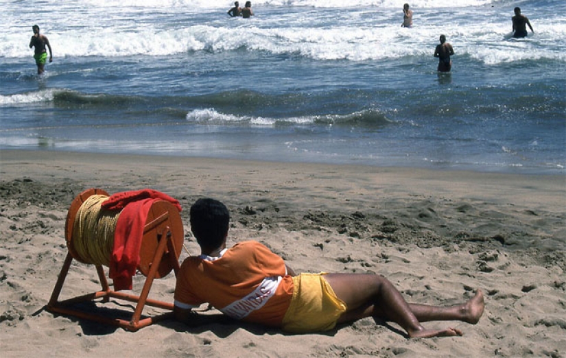 Color photographs of beach life in Chile in the 1980-ies