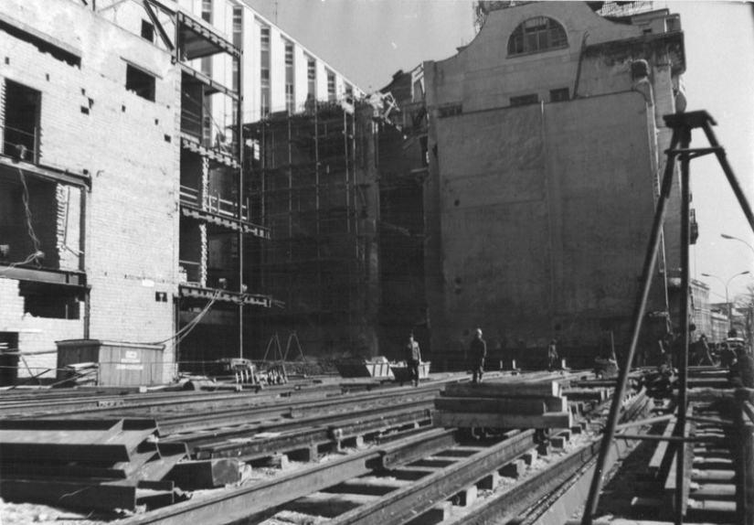 Como antes, se mudó a la casa en Moscú