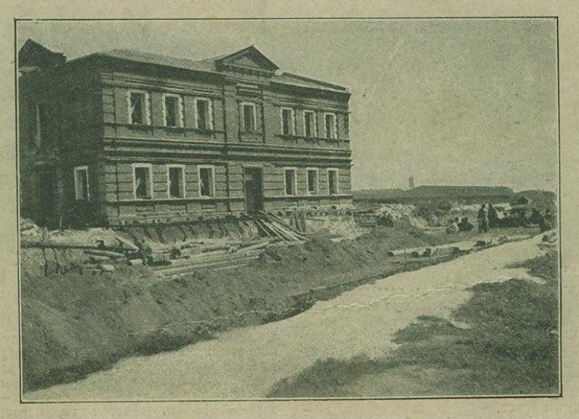 Como antes, se mudó a la casa en Moscú