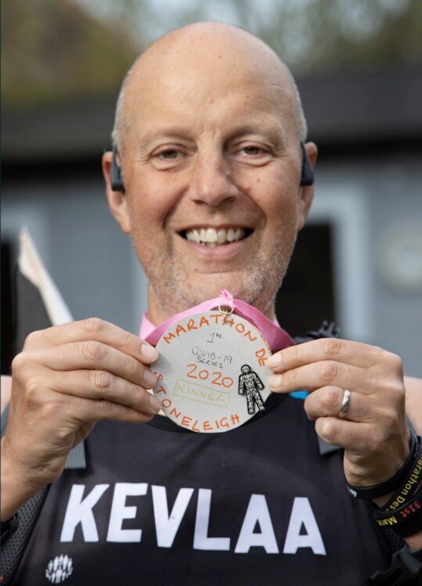 Como el Británico corrió una maratón en su patio