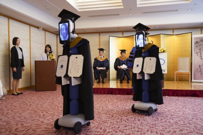Como los Japoneses, los estudiantes han visitado la fiesta de graduación con la ayuda de robots y tablets