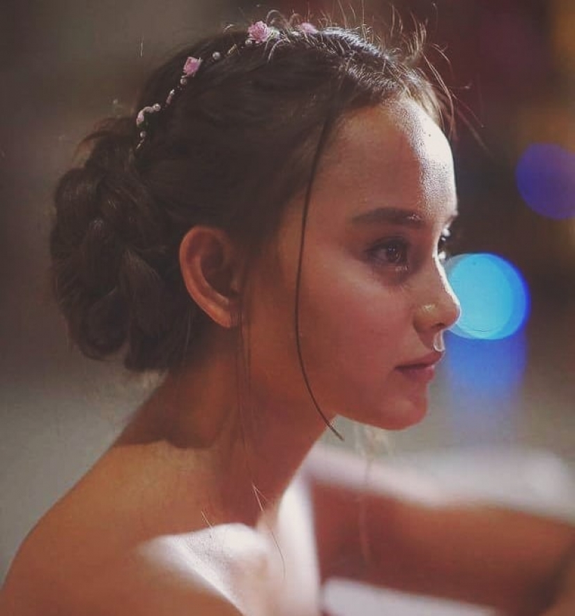 Como una niña, a mendigar en la calle, de repente se convirtió en un modelo de