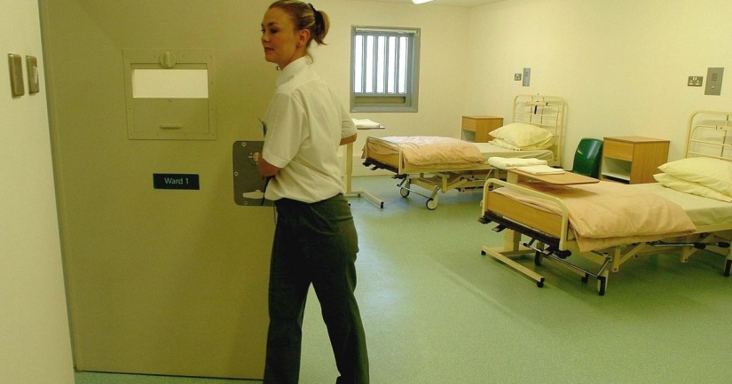 Confesiones de un médico de la prisión: ¿qué sucede en la hembra más grande prisión en Europa