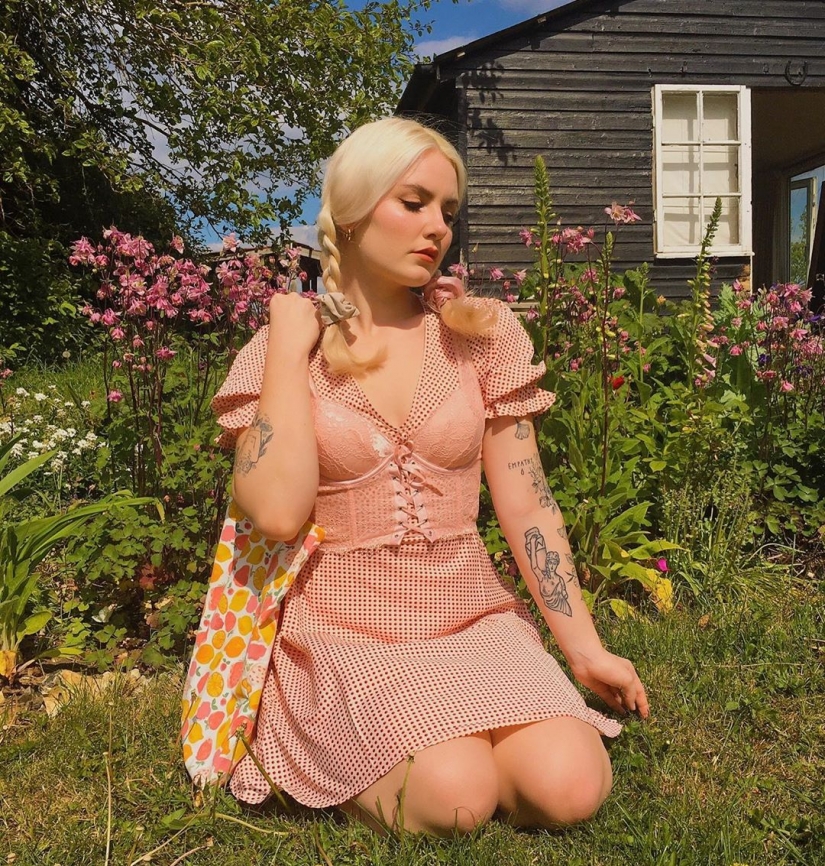 Cottagecore: Girls in dresses retro at the backdrop of rural idyll — a new trend of social networks Cottagecore: Girls in dresses retro at the backdrop of rural idyll — a new trend of social networks