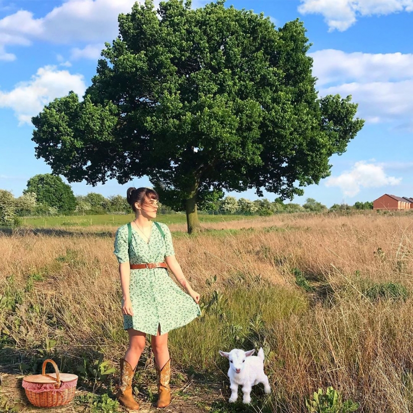 Cottagecore: Girls in dresses retro at the backdrop of rural idyll — a new trend of social networks Cottagecore: Girls in dresses retro at the backdrop of rural idyll — a new trend of social networks