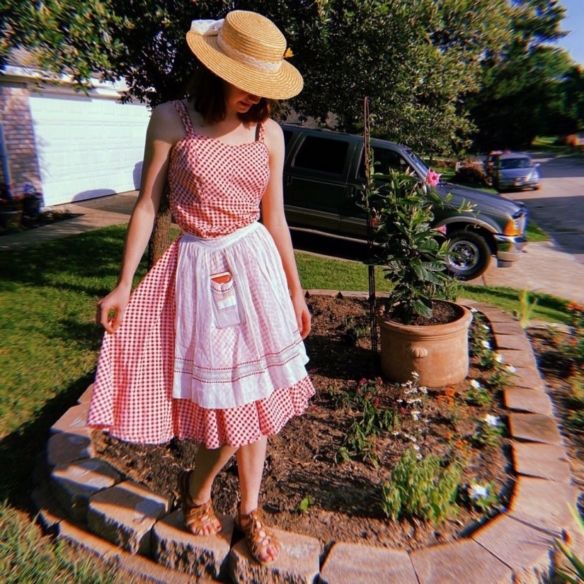 Cottagecore: Girls in dresses retro at the backdrop of rural idyll — a new trend of social networks Cottagecore: Girls in dresses retro at the backdrop of rural idyll — a new trend of social networks