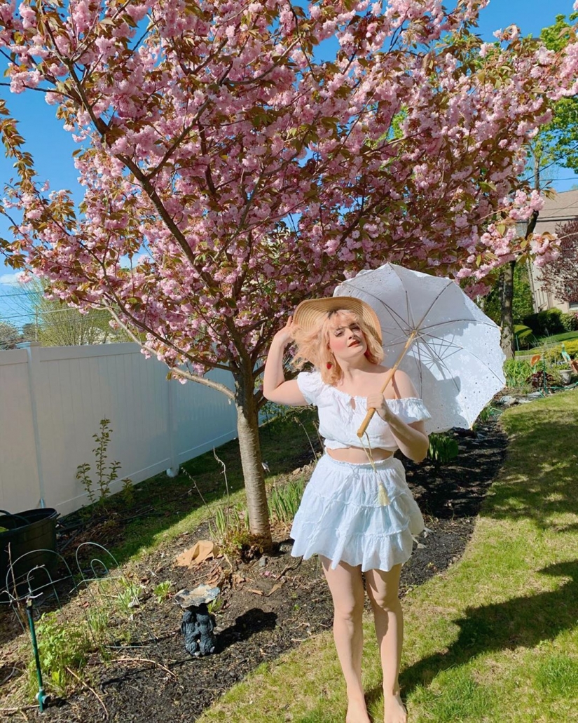 Cottagecore: Girls in dresses retro at the backdrop of rural idyll — a new trend of social networks Cottagecore: Girls in dresses retro at the backdrop of rural idyll — a new trend of social networks