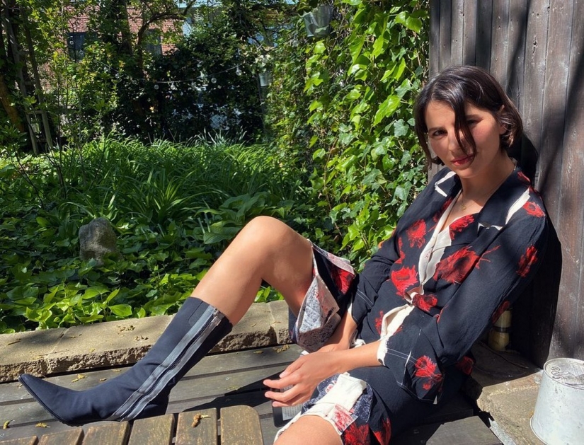 Cottagecore: las Niñas en vestidos retro en el telón de fondo de idilio rural — una nueva tendencia de las redes sociales