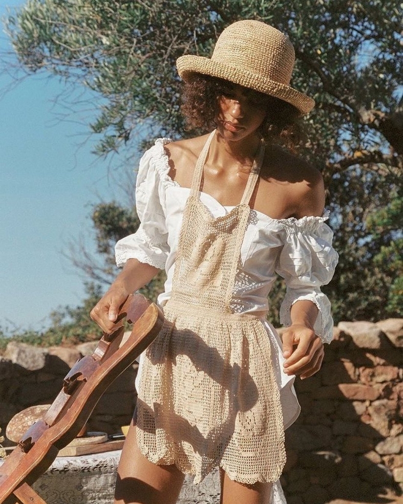 Cottagecore: las Niñas en vestidos retro en el telón de fondo de idilio rural — una nueva tendencia de las redes sociales