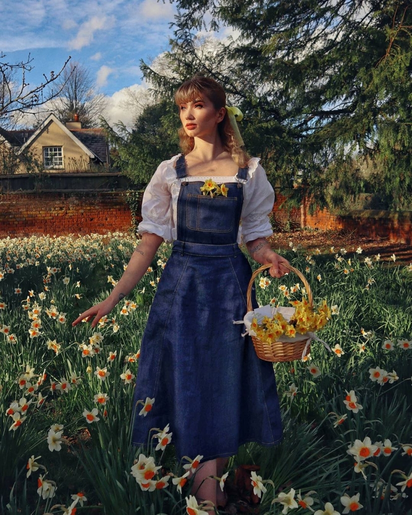 Cottagecore: las Niñas en vestidos retro en el telón de fondo de idilio rural — una nueva tendencia de las redes sociales