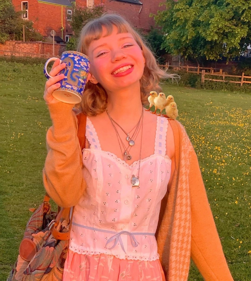 Cottagecore: las Niñas en vestidos retro en el telón de fondo de idilio rural — una nueva tendencia de las redes sociales