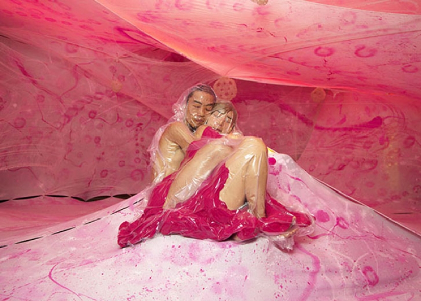 Creative brain: Japanese photographer takes lovers in plastic bags Creative brain: Japanese photographer takes lovers in plastic bags