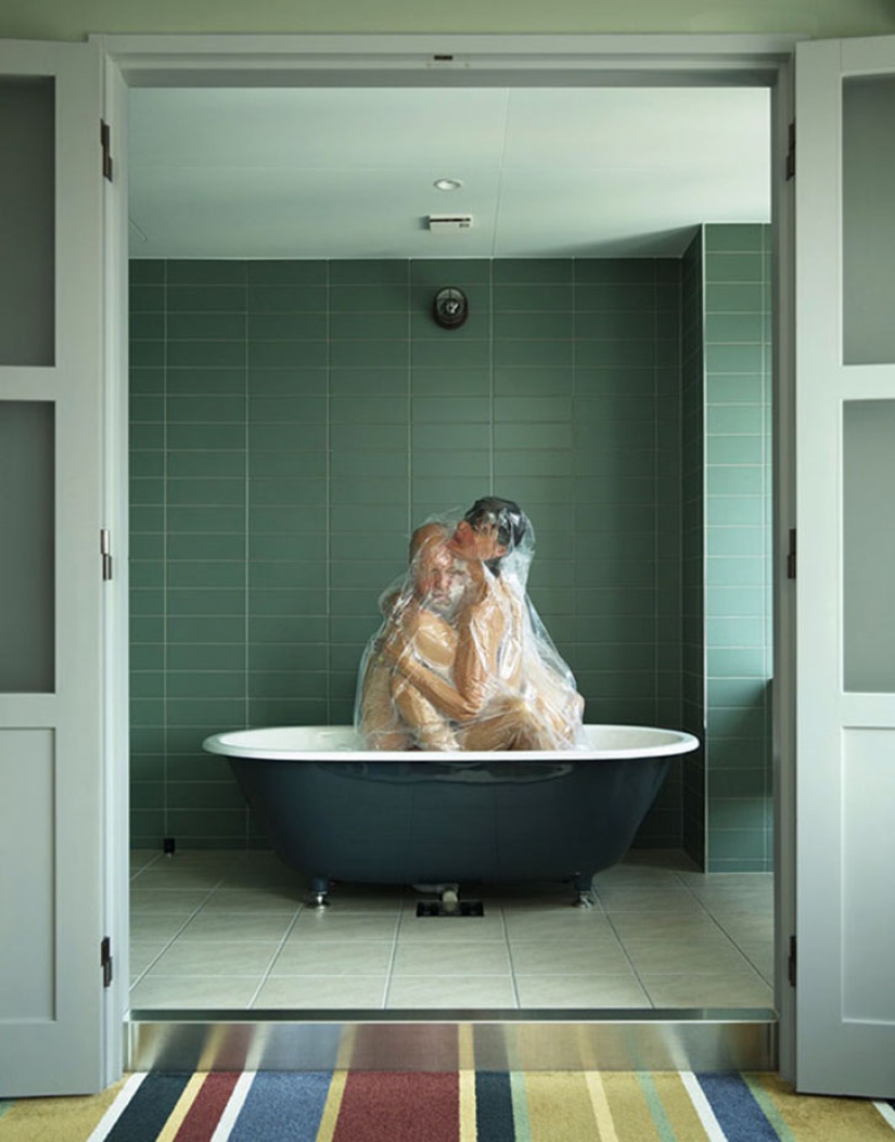 Creative brain: Japanese photographer takes lovers in plastic bags Creative brain: Japanese photographer takes lovers in plastic bags