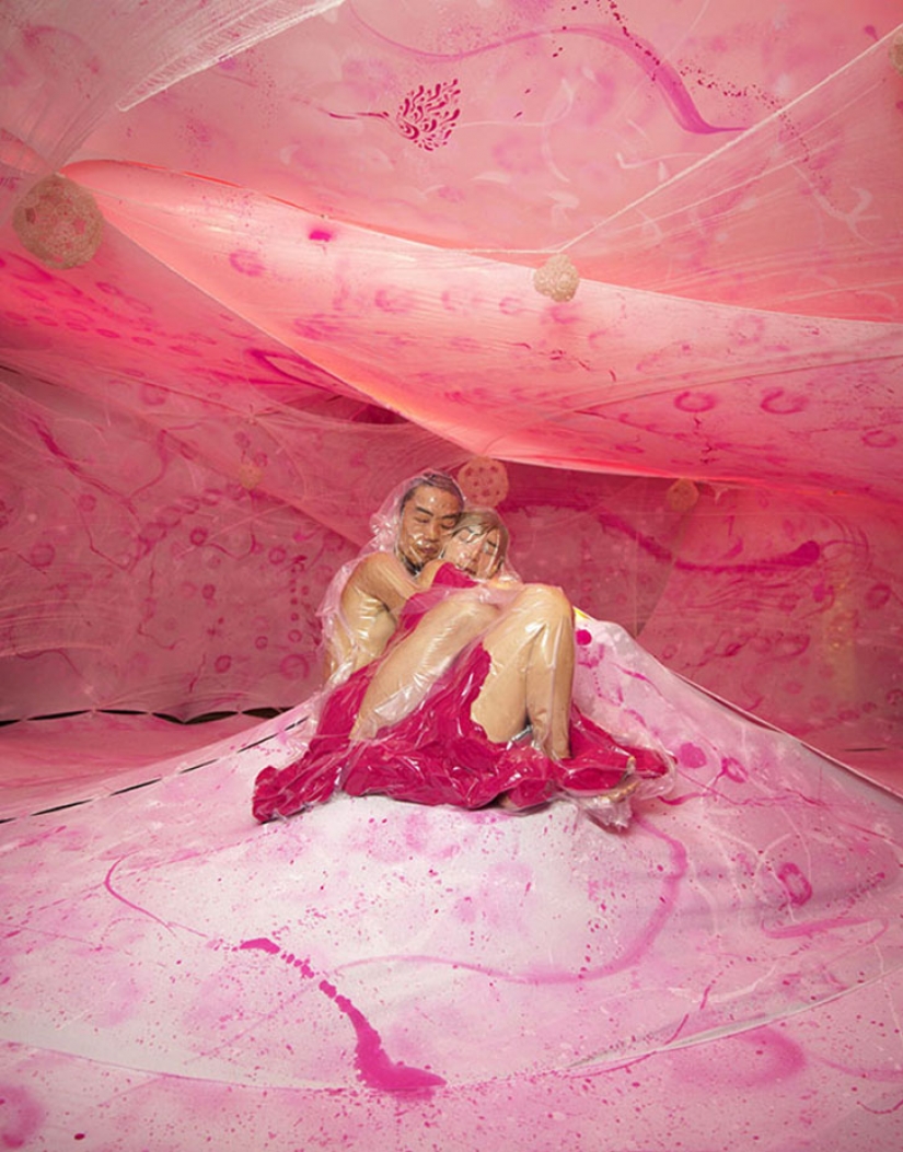 Creative brain: Japanese photographer takes lovers in plastic bags Creative brain: Japanese photographer takes lovers in plastic bags