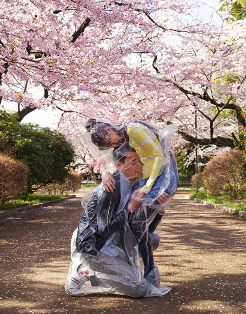 Creative brain: Japanese photographer takes lovers in plastic bags Creative brain: Japanese photographer takes lovers in plastic bags