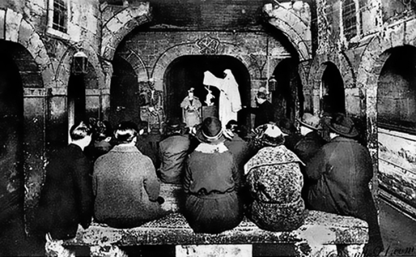 Creepy Parisian clubs, which were lit before it became mainstream