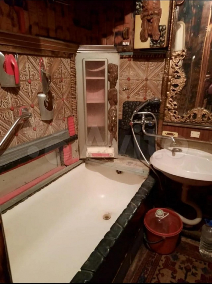 Crosses, carpets, thread and comfort: in Tula put up for sale an apartment of a vampire hunter
