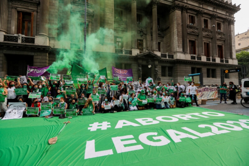 De 12 años dio a luz a los gemelos desde el abusador debido a la negación del aborto legal De 12 años dio a luz a los gemelos desde el abusador debido a la negación del aborto legal