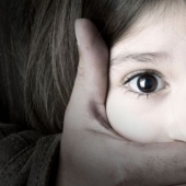 De 12 años dio a luz a los gemelos desde el abusador debido a la negación del aborto legal