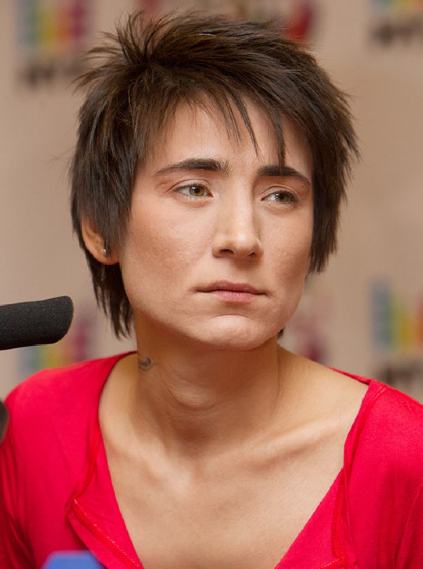 De patito feo a rock diva: cómo cambiar Zemfira año tras año De patito feo a rock diva: cómo cambiar Zemfira año tras año