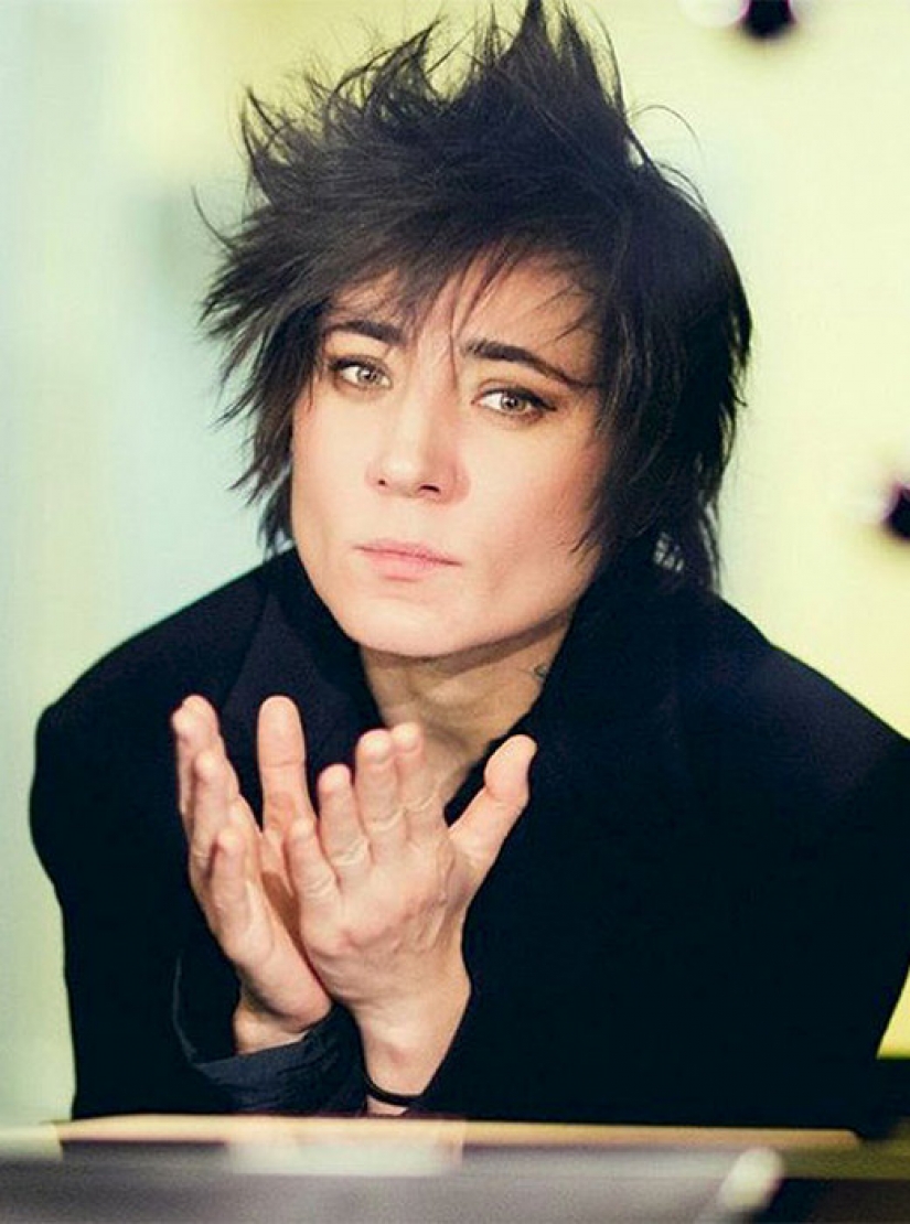De patito feo a rock diva: cómo cambiar Zemfira año tras año De patito feo a rock diva: cómo cambiar Zemfira año tras año