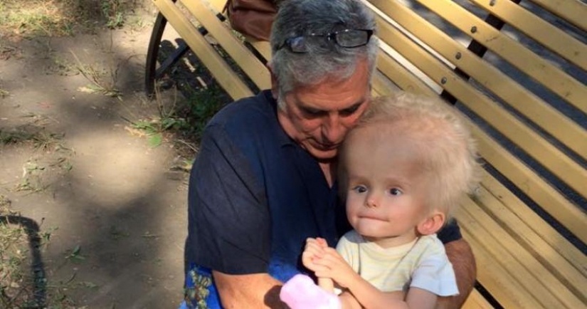 De un niño con una inusual de la cabeza resultó ser padres, pero el destino le dio una nueva familia De un niño con una inusual de la cabeza resultó ser padres, pero el destino le dio una nueva familia