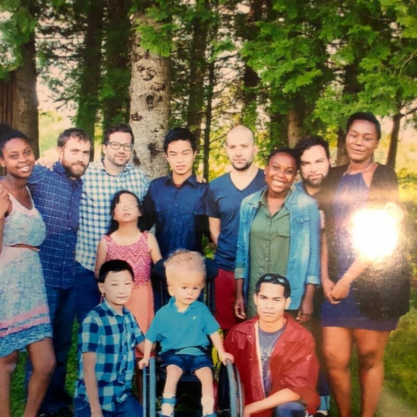 De un niño con una inusual de la cabeza resultó ser padres, pero el destino le dio una nueva familia De un niño con una inusual de la cabeza resultó ser padres, pero el destino le dio una nueva familia