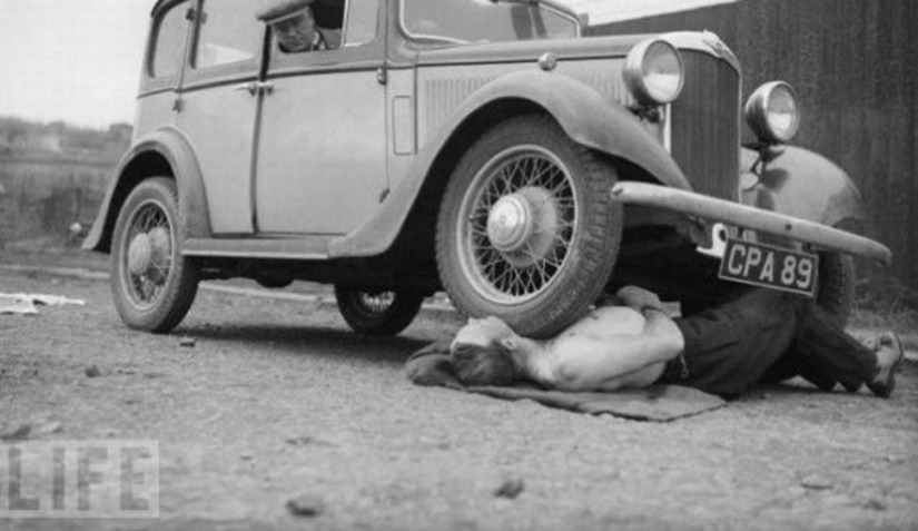 Death defying crazy stunts in retrofuture Death defying crazy stunts in retrofuture