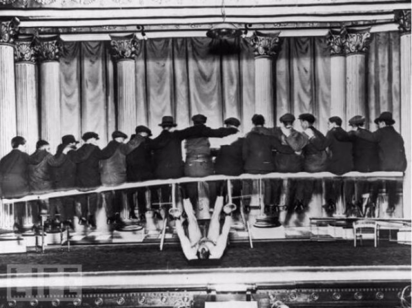 Death defying crazy stunts in retrofuture Death defying crazy stunts in retrofuture