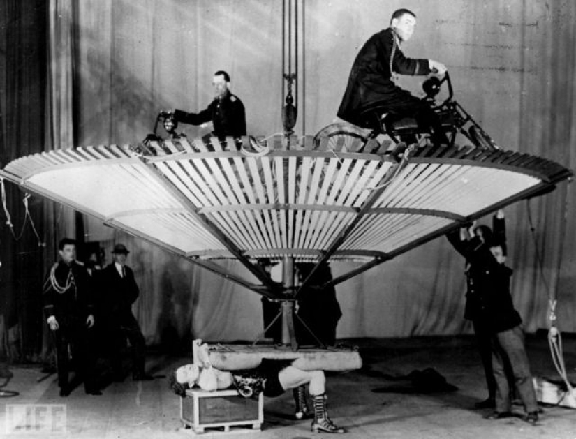 Death defying crazy stunts in retrofuture Death defying crazy stunts in retrofuture